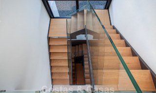 Sofisticada villa de diseño de estilo moderno en venta en una urbanización cerrada en el valle del golf de Nueva Andalucía, Marbella 50621 