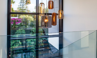 Sofisticada villa de diseño de estilo moderno en venta en una urbanización cerrada en el valle del golf de Nueva Andalucía, Marbella 50622 