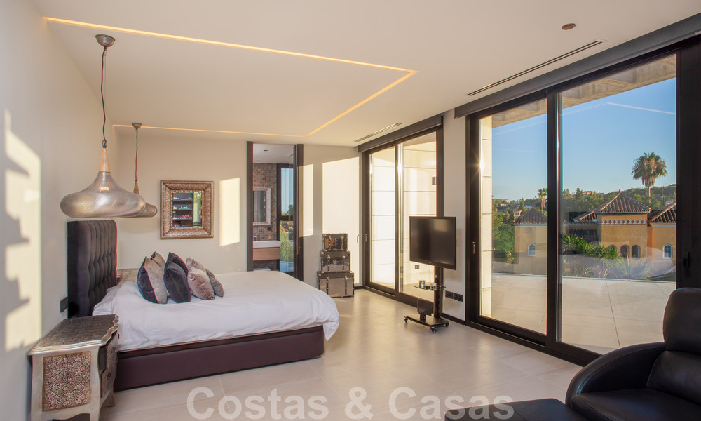 Sofisticada villa de diseño de estilo moderno en venta en una urbanización cerrada en el valle del golf de Nueva Andalucía, Marbella 50623