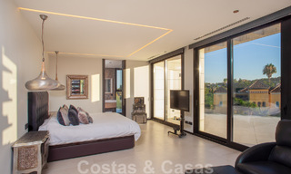 Sofisticada villa de diseño de estilo moderno en venta en una urbanización cerrada en el valle del golf de Nueva Andalucía, Marbella 50623 