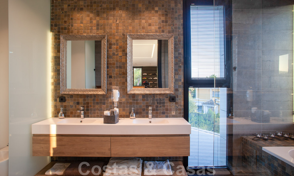 Sofisticada villa de diseño de estilo moderno en venta en una urbanización cerrada en el valle del golf de Nueva Andalucía, Marbella 50624