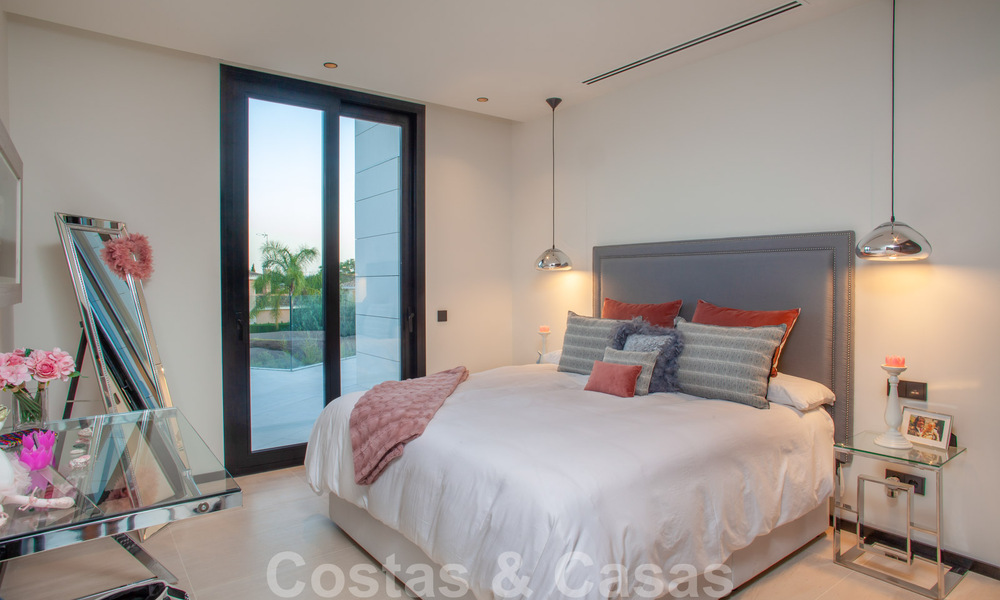 Sofisticada villa de diseño de estilo moderno en venta en una urbanización cerrada en el valle del golf de Nueva Andalucía, Marbella 50625