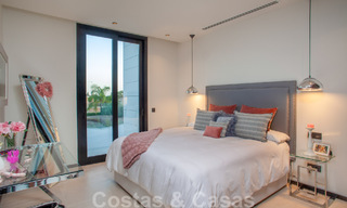 Sofisticada villa de diseño de estilo moderno en venta en una urbanización cerrada en el valle del golf de Nueva Andalucía, Marbella 50625 