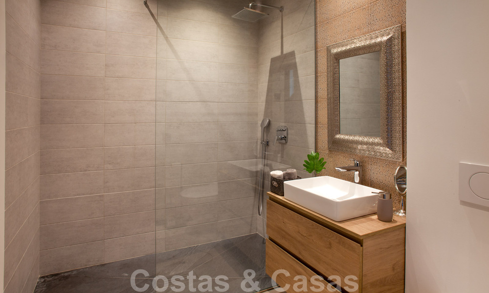 Sofisticada villa de diseño de estilo moderno en venta en una urbanización cerrada en el valle del golf de Nueva Andalucía, Marbella 50626