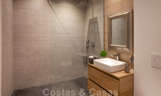 Sofisticada villa de diseño de estilo moderno en venta en una urbanización cerrada en el valle del golf de Nueva Andalucía, Marbella 50626 