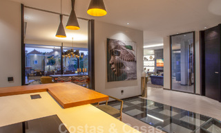 Sofisticada villa de diseño de estilo moderno en venta en una urbanización cerrada en el valle del golf de Nueva Andalucía, Marbella 50628 