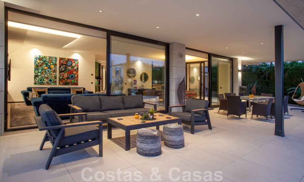 Sofisticada villa de diseño de estilo moderno en venta en una urbanización cerrada en el valle del golf de Nueva Andalucía, Marbella 50630
