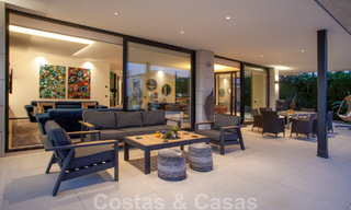 Sofisticada villa de diseño de estilo moderno en venta en una urbanización cerrada en el valle del golf de Nueva Andalucía, Marbella 50630 