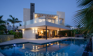 Sofisticada villa de diseño de estilo moderno en venta en una urbanización cerrada en el valle del golf de Nueva Andalucía, Marbella 50631 