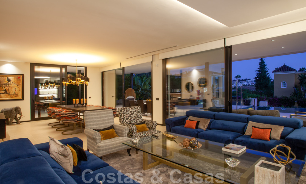 Sofisticada villa de diseño de estilo moderno en venta en una urbanización cerrada en el valle del golf de Nueva Andalucía, Marbella 50632
