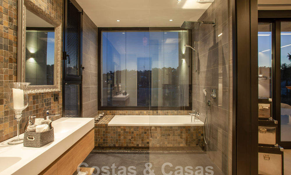 Sofisticada villa de diseño de estilo moderno en venta en una urbanización cerrada en el valle del golf de Nueva Andalucía, Marbella 50634