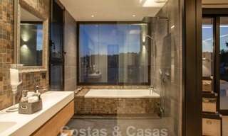 Sofisticada villa de diseño de estilo moderno en venta en una urbanización cerrada en el valle del golf de Nueva Andalucía, Marbella 50634 