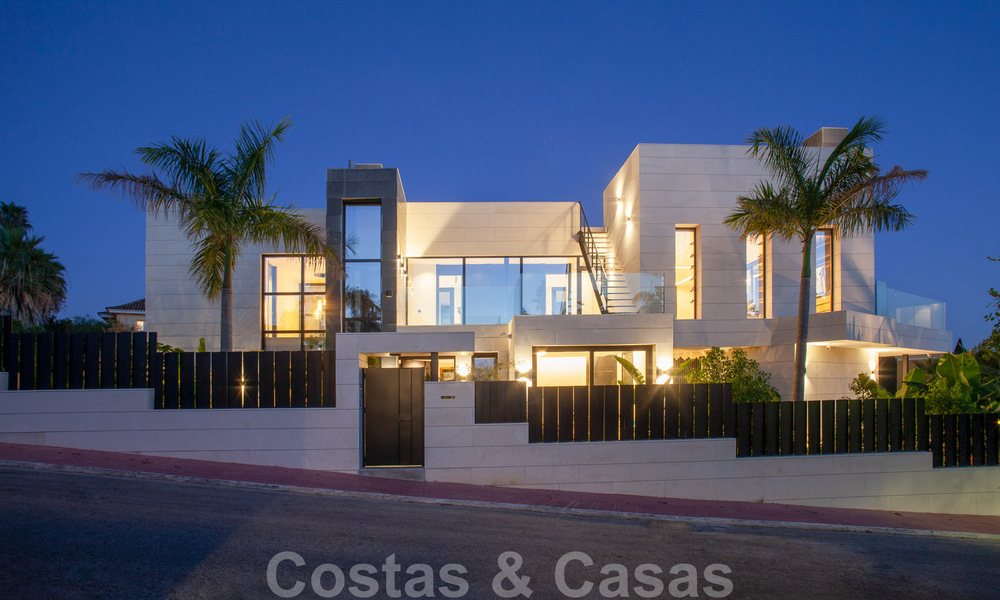 Sofisticada villa de diseño de estilo moderno en venta en una urbanización cerrada en el valle del golf de Nueva Andalucía, Marbella 50640