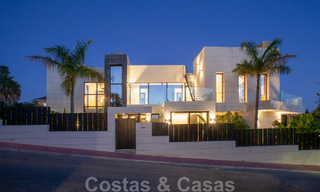 Sofisticada villa de diseño de estilo moderno en venta en una urbanización cerrada en el valle del golf de Nueva Andalucía, Marbella 50640 