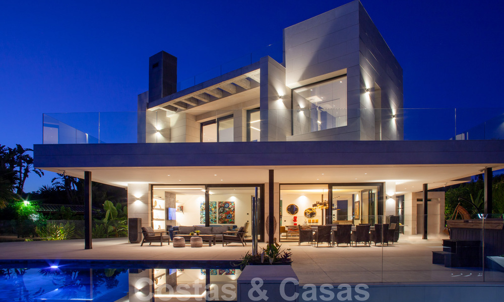Sofisticada villa de diseño de estilo moderno en venta en una urbanización cerrada en el valle del golf de Nueva Andalucía, Marbella 50641