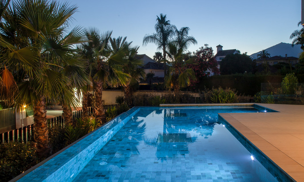 Sofisticada villa de diseño de estilo moderno en venta en una urbanización cerrada en el valle del golf de Nueva Andalucía, Marbella 50642