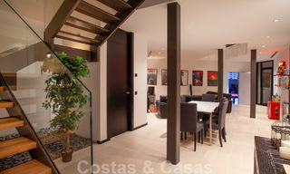 Sofisticada villa de diseño de estilo moderno en venta en una urbanización cerrada en el valle del golf de Nueva Andalucía, Marbella 50643 