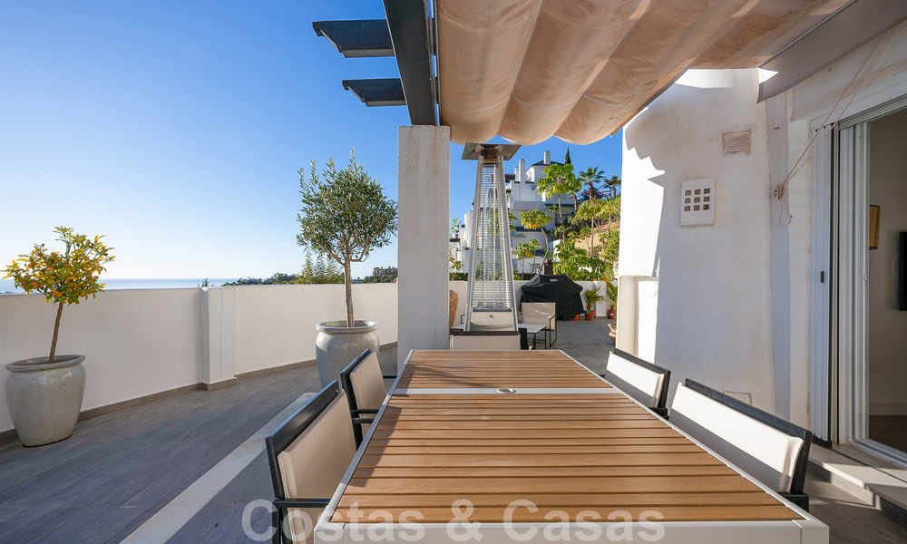Amplio apartamento en venta con amplias terrazas y vistas panorámicas al mar en Benahavis - Marbella 50688