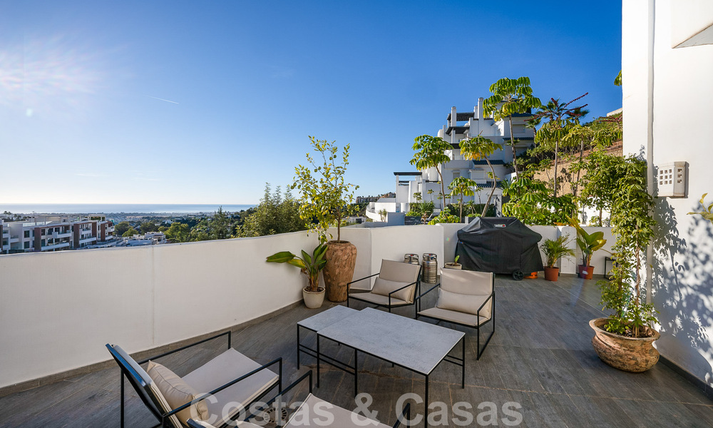 Amplio apartamento en venta con amplias terrazas y vistas panorámicas al mar en Benahavis - Marbella 50689