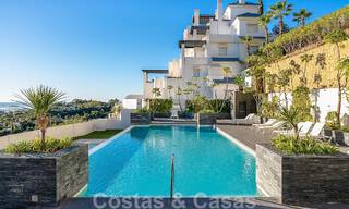 Amplio apartamento en venta con amplias terrazas y vistas panorámicas al mar en Benahavis - Marbella 50695 