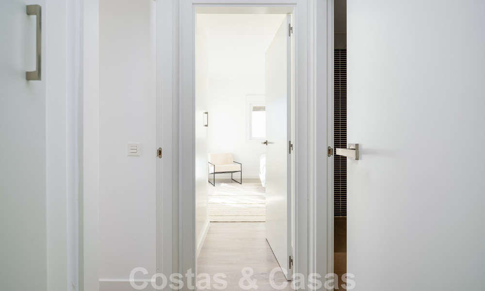 Amplio apartamento en venta con amplias terrazas y vistas panorámicas al mar en Benahavis - Marbella 50706
