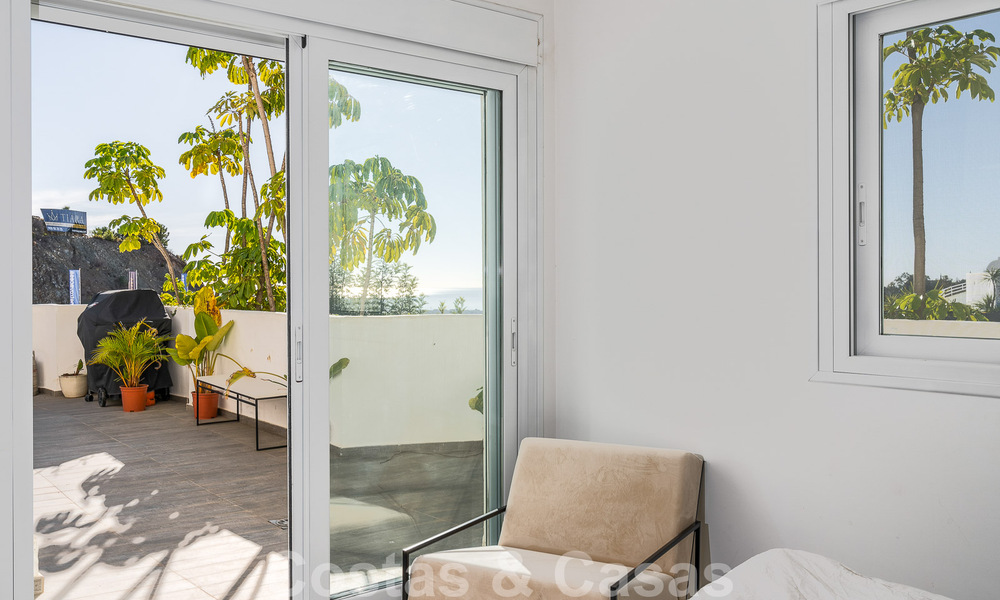Amplio apartamento en venta con amplias terrazas y vistas panorámicas al mar en Benahavis - Marbella 50708