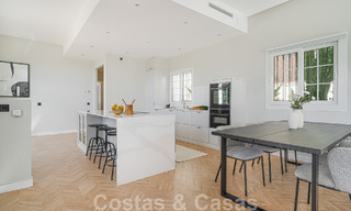 Villa recientemente renovada en venta, con vistas panorámicas al mar situada en la deseable Nueva Andalucia, Marbella 51352 