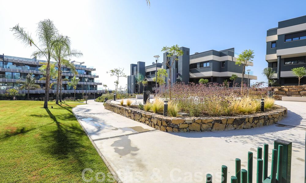 Se vende moderno apartamento de 3 dormitorios listo para entrar a vivir en un complejo de golf en la Nueva Milla de Oro, entre Marbella y Estepona 50782