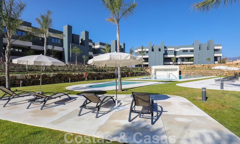 Se vende moderno apartamento de 3 dormitorios listo para entrar a vivir en un complejo de golf en la Nueva Milla de Oro, entre Marbella y Estepona 50783