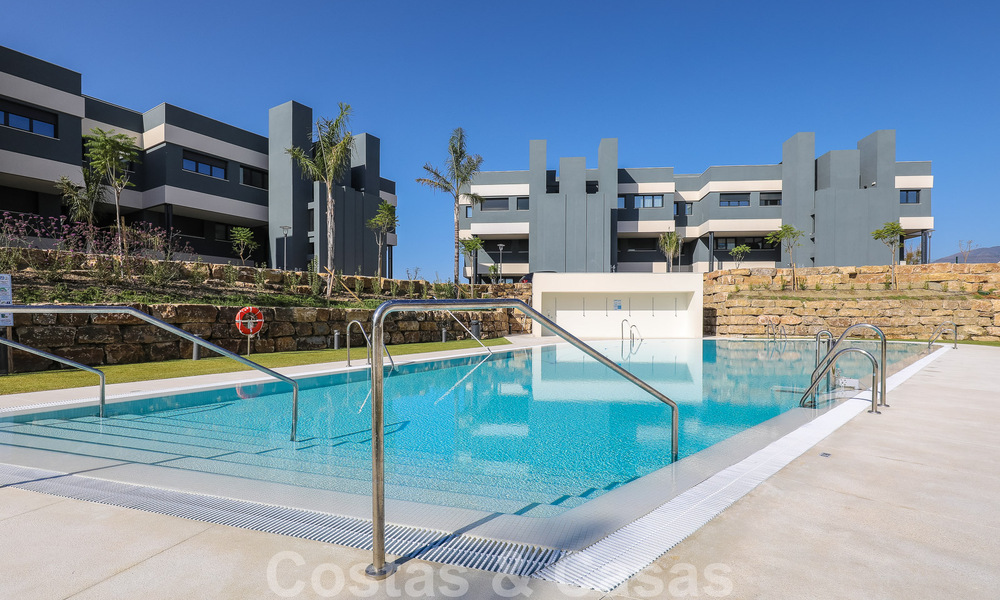 Se vende moderno apartamento de 3 dormitorios listo para entrar a vivir en un complejo de golf en la Nueva Milla de Oro, entre Marbella y Estepona 50784