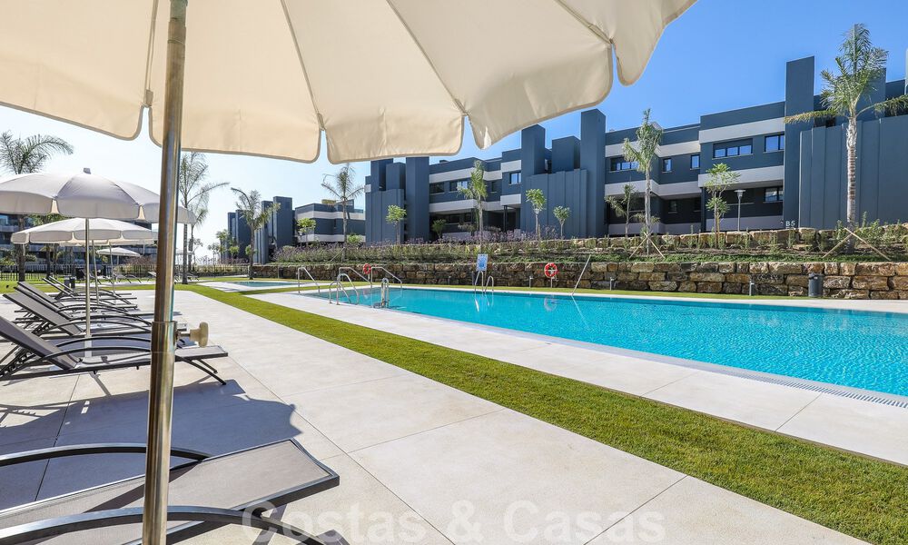 Se vende moderno apartamento de 3 dormitorios listo para entrar a vivir en un complejo de golf en la Nueva Milla de Oro, entre Marbella y Estepona 50785