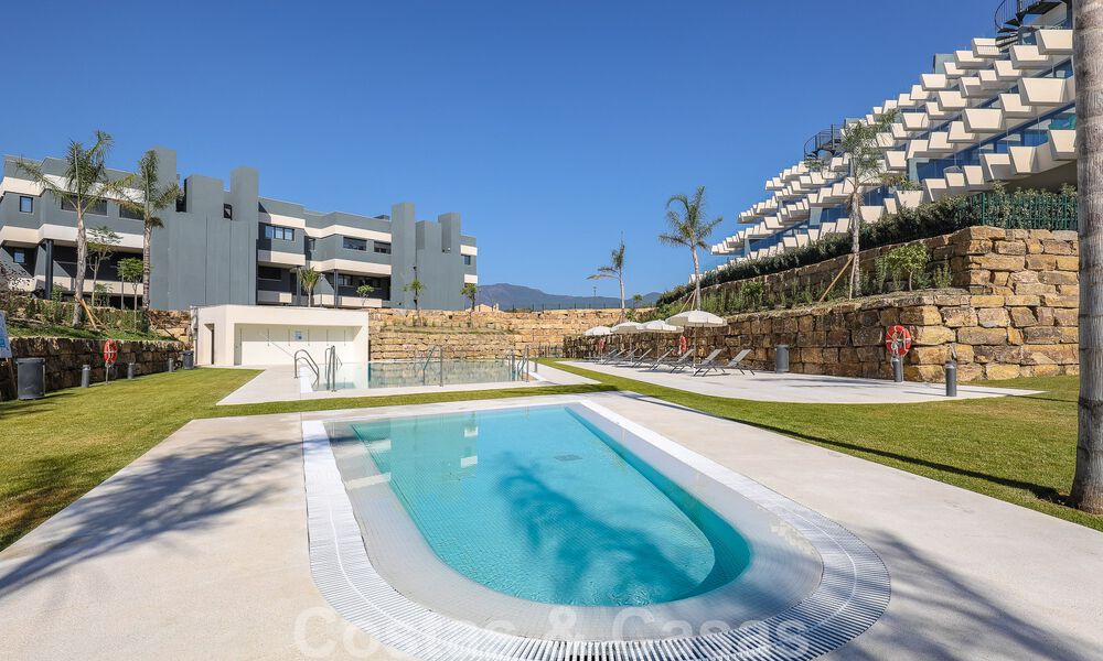 Se vende moderno apartamento de 3 dormitorios listo para entrar a vivir en un complejo de golf en la Nueva Milla de Oro, entre Marbella y Estepona 50787