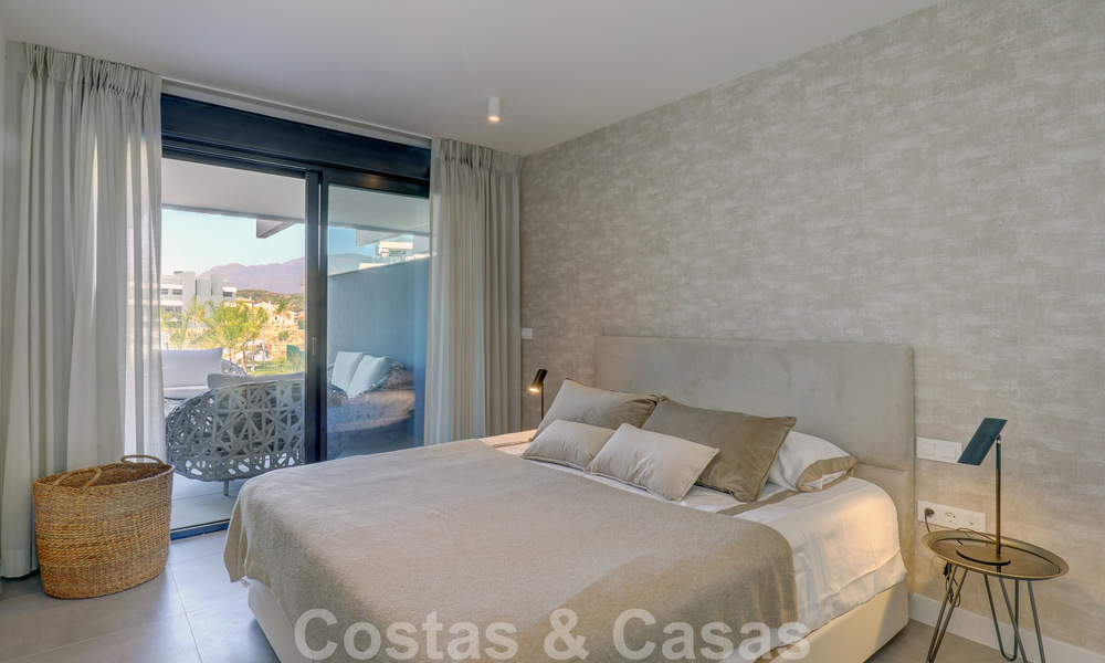 Se vende moderno apartamento de 3 dormitorios listo para entrar a vivir en un complejo de golf en la Nueva Milla de Oro, entre Marbella y Estepona 50788