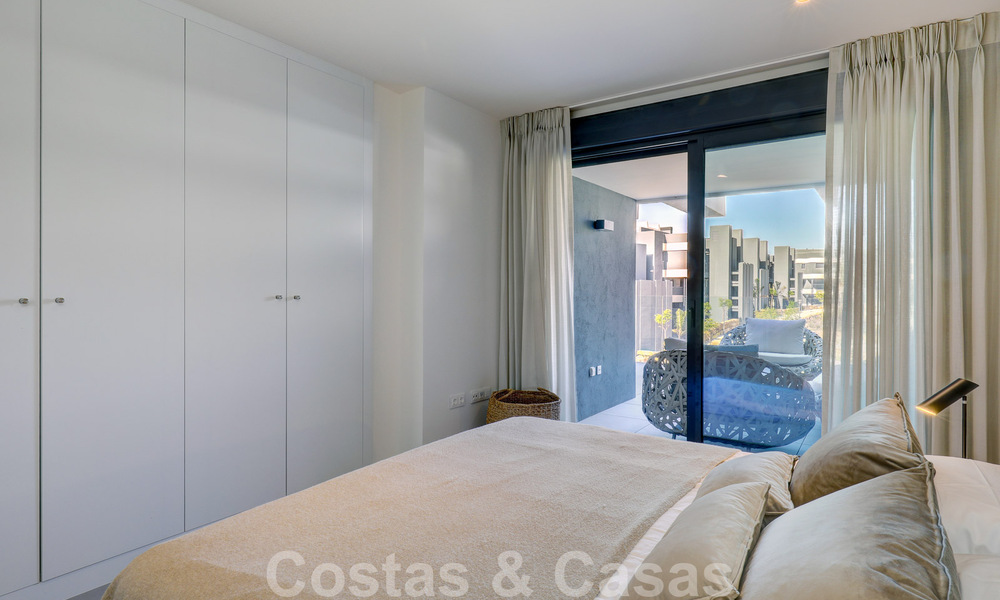Se vende moderno apartamento de 3 dormitorios listo para entrar a vivir en un complejo de golf en la Nueva Milla de Oro, entre Marbella y Estepona 50790