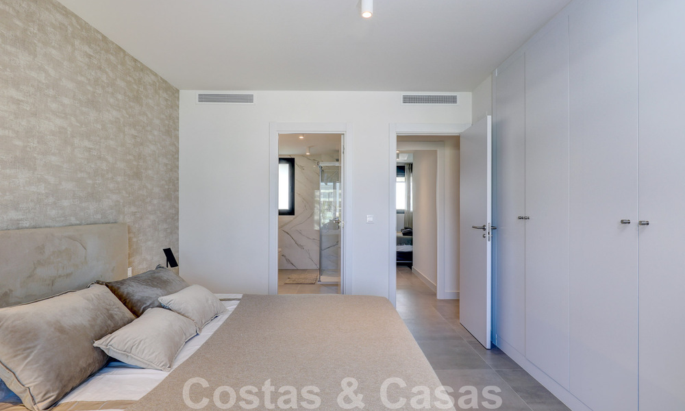 Se vende moderno apartamento de 3 dormitorios listo para entrar a vivir en un complejo de golf en la Nueva Milla de Oro, entre Marbella y Estepona 50791
