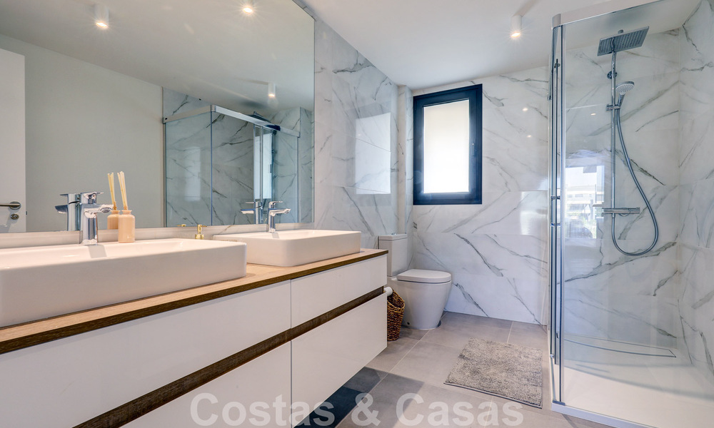 Se vende moderno apartamento de 3 dormitorios listo para entrar a vivir en un complejo de golf en la Nueva Milla de Oro, entre Marbella y Estepona 50793
