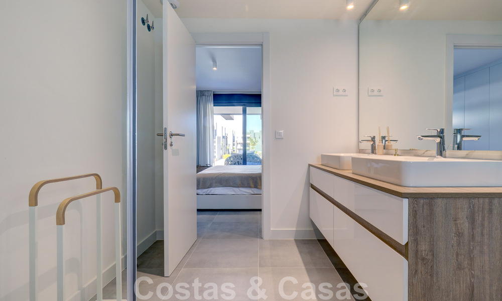 Se vende moderno apartamento de 3 dormitorios listo para entrar a vivir en un complejo de golf en la Nueva Milla de Oro, entre Marbella y Estepona 50795