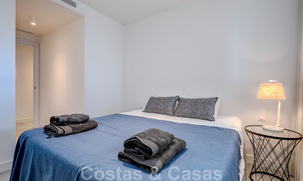 Se vende moderno apartamento de 3 dormitorios listo para entrar a vivir en un complejo de golf en la Nueva Milla de Oro, entre Marbella y Estepona 50798