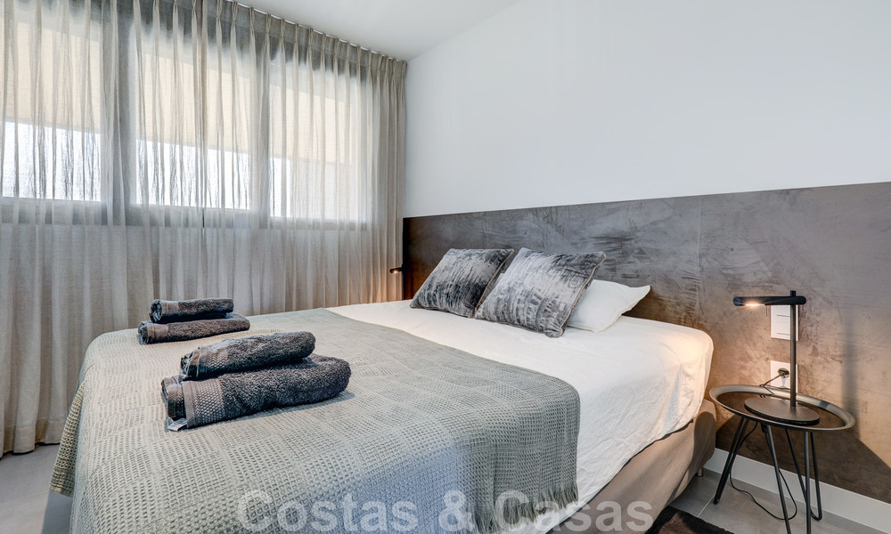 Se vende moderno apartamento de 3 dormitorios listo para entrar a vivir en un complejo de golf en la Nueva Milla de Oro, entre Marbella y Estepona 50801