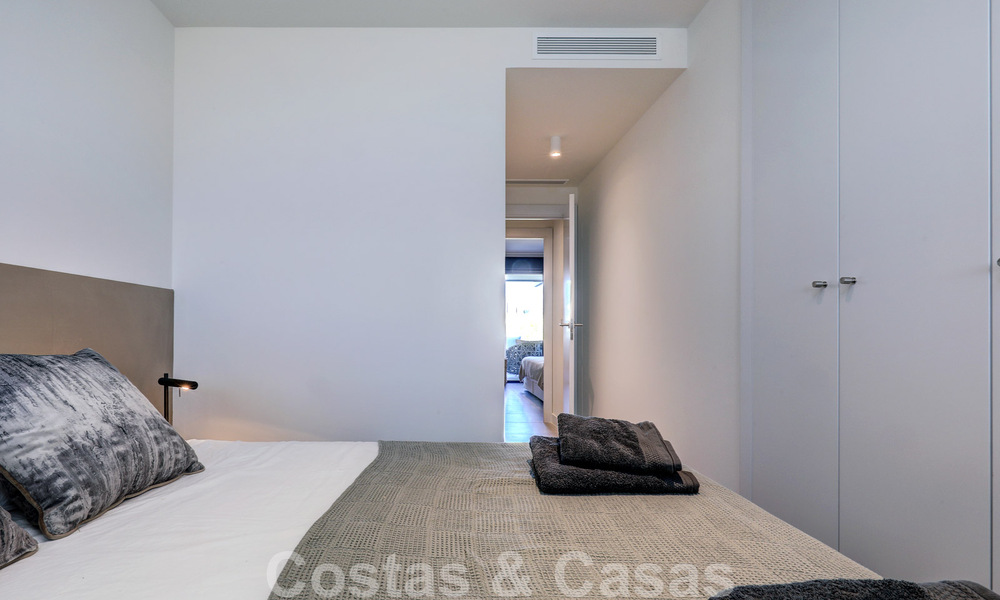 Se vende moderno apartamento de 3 dormitorios listo para entrar a vivir en un complejo de golf en la Nueva Milla de Oro, entre Marbella y Estepona 50803