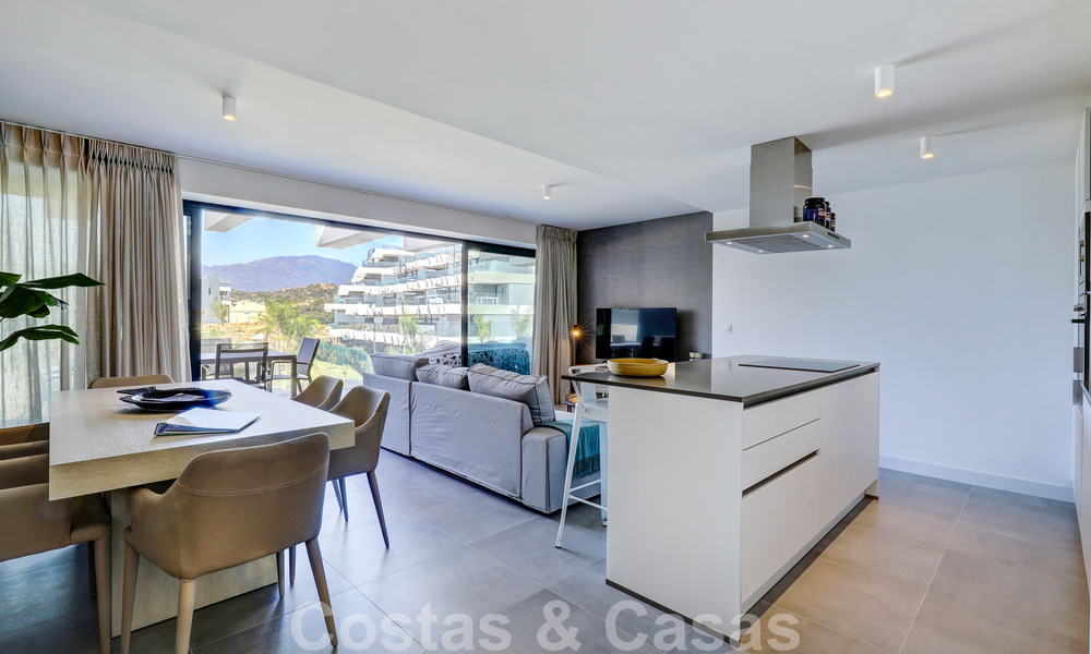 Se vende moderno apartamento de 3 dormitorios listo para entrar a vivir en un complejo de golf en la Nueva Milla de Oro, entre Marbella y Estepona 50804