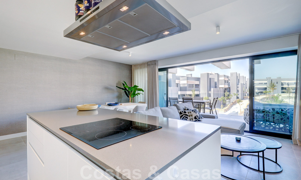 Se vende moderno apartamento de 3 dormitorios listo para entrar a vivir en un complejo de golf en la Nueva Milla de Oro, entre Marbella y Estepona 50805