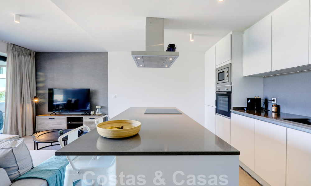 Se vende moderno apartamento de 3 dormitorios listo para entrar a vivir en un complejo de golf en la Nueva Milla de Oro, entre Marbella y Estepona 50807