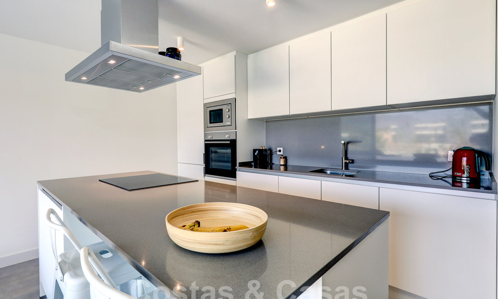 Se vende moderno apartamento de 3 dormitorios listo para entrar a vivir en un complejo de golf en la Nueva Milla de Oro, entre Marbella y Estepona 50808