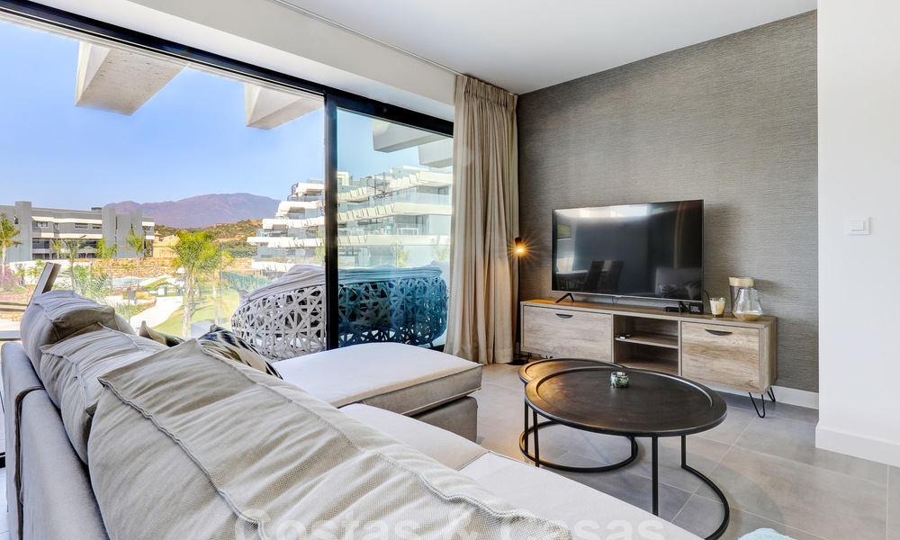Se vende moderno apartamento de 3 dormitorios listo para entrar a vivir en un complejo de golf en la Nueva Milla de Oro, entre Marbella y Estepona 50809