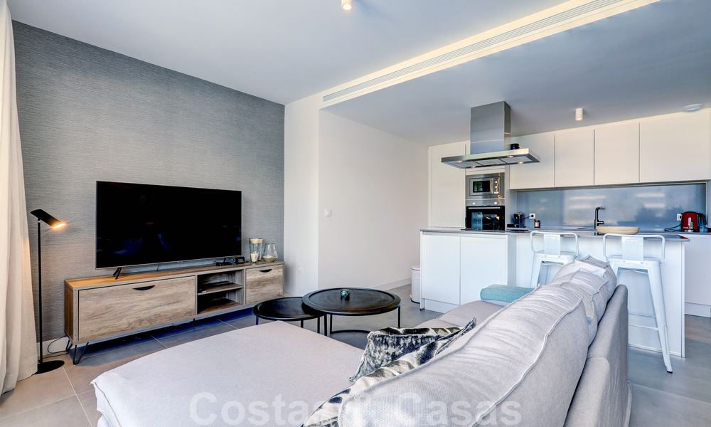 Se vende moderno apartamento de 3 dormitorios listo para entrar a vivir en un complejo de golf en la Nueva Milla de Oro, entre Marbella y Estepona 50810