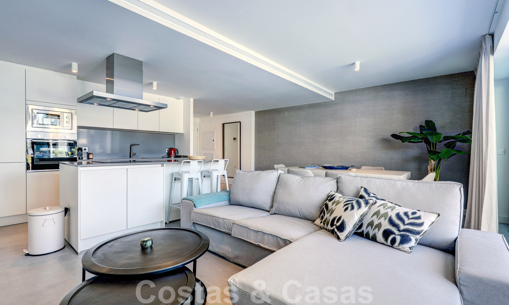 Se vende moderno apartamento de 3 dormitorios listo para entrar a vivir en un complejo de golf en la Nueva Milla de Oro, entre Marbella y Estepona 50811