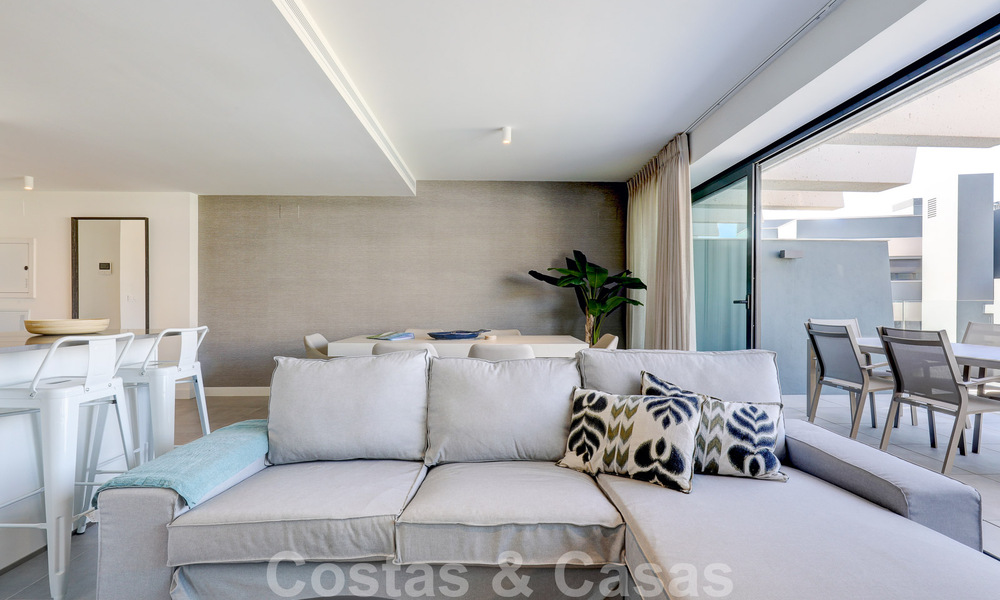 Se vende moderno apartamento de 3 dormitorios listo para entrar a vivir en un complejo de golf en la Nueva Milla de Oro, entre Marbella y Estepona 50812