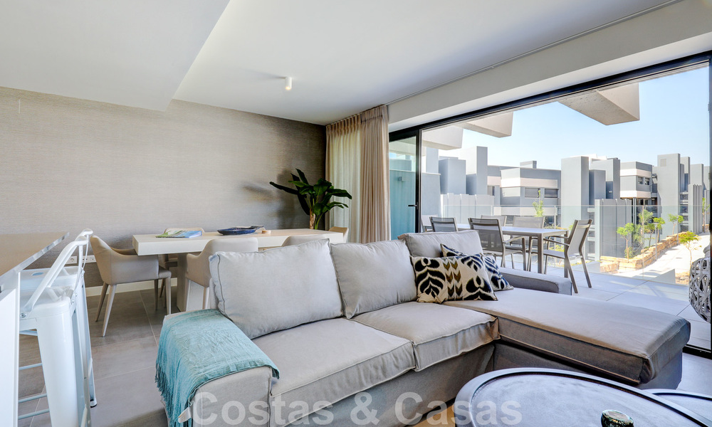 Se vende moderno apartamento de 3 dormitorios listo para entrar a vivir en un complejo de golf en la Nueva Milla de Oro, entre Marbella y Estepona 50813