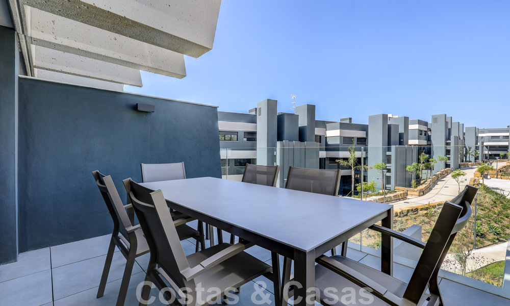 Se vende moderno apartamento de 3 dormitorios listo para entrar a vivir en un complejo de golf en la Nueva Milla de Oro, entre Marbella y Estepona 50814